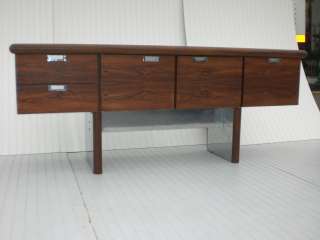 1960s Vintage Modern Rosewood Credenza (1565)r.  