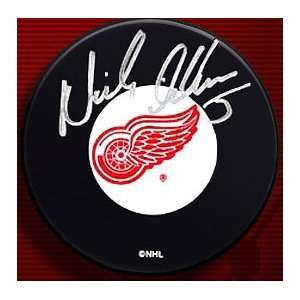  Nicklas Lidstrom Autographed Hockey Puck: Sports 